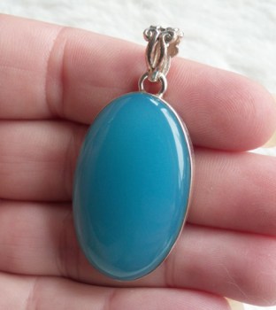 Zilveren hanger gezet met ovale blauwe Chalcedoon